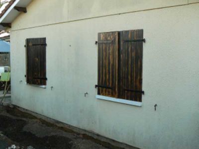 Isolation thermique par l’extérieur avec avancée des volets battants réalisée à Gamarde-les-Bains dans les Landes (40)